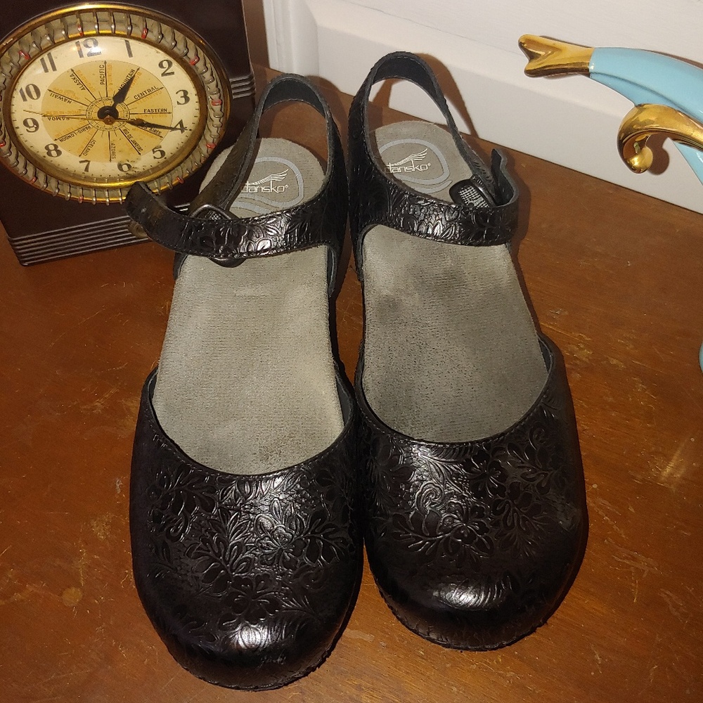 Black Dansko Tooled Sandals Size 8